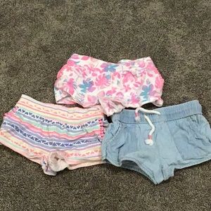 3 pairs of summer 12 moth shorts🌞